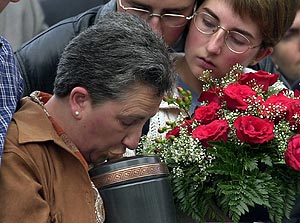 ConsuorF's tweet photo. #TalDiaComoHoy de 2001 #ETA asesinó en #Leiza a José Javier Múgica concejal de @upn_navarra con una bomba lapa, murió abrasado.

Sabía que lo iban a matar pero decidió seguir haciendo su vida, trabajar duramente y defender sus ideas como lo había hecho siempre.

#Heroe

HILO ⤵️ https://t.co/saDdgrsvEc