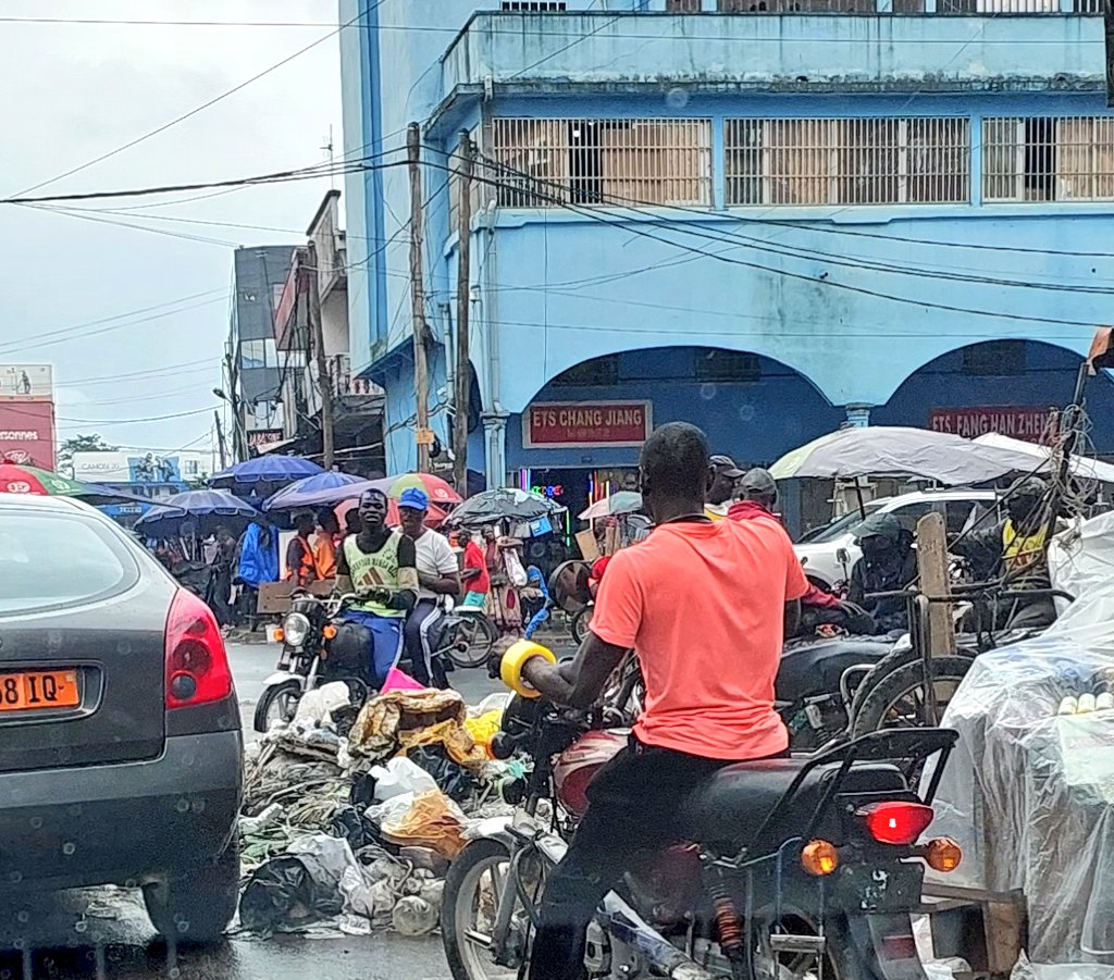 aristidemabatto's tweet photo. Les ordures débordent... Très souvent sur la chaussée.

On ne dit pas assez que les nouvelles constructions d'immeubles éliminent de facto les anciens emplacements des bennes à ordures.

#MairieDeDouala 

La ville ne sent pas bon. https://t.co/GdZJ14glBG