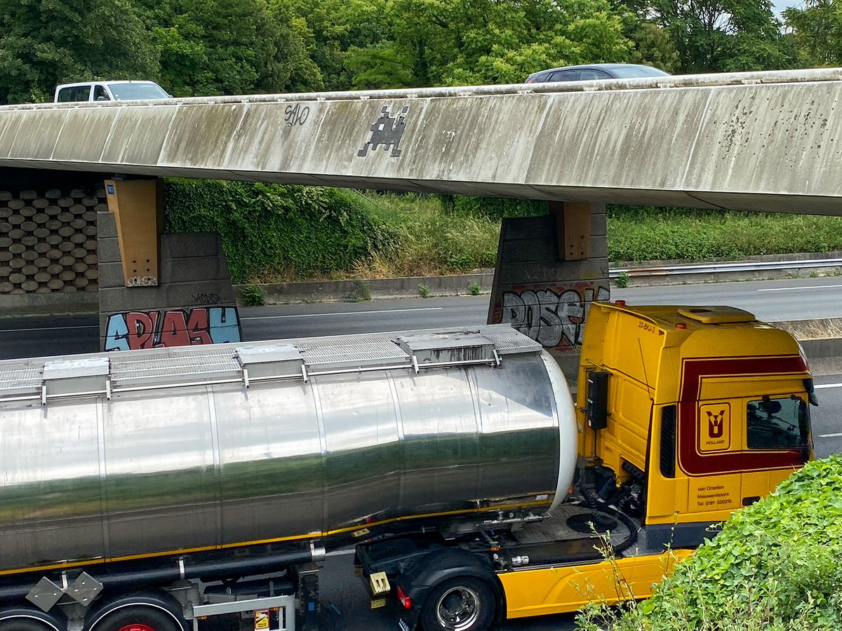 Généralement, quand les gens partagent leurs balades à vélo, c'est pour montrer des endroits bucoliques. Bizarrement, mes 2 dernières aventures de 23 km étaient pour aller sur l'A1 à Douai et l'A4 à Paris. Je suis un peu cinglé…
#flashinvaders #invaderwashere #streetart #invader