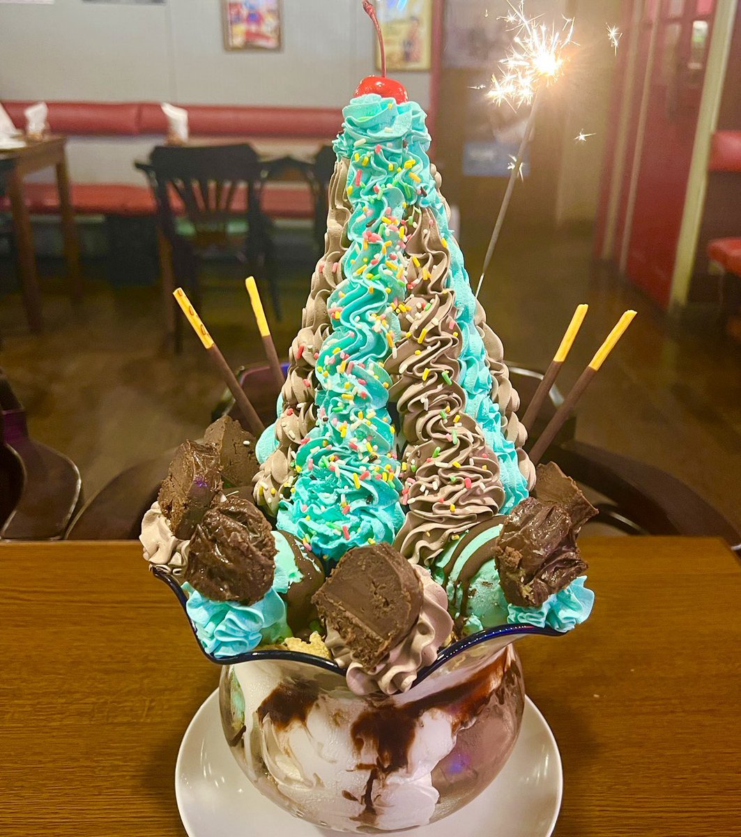 みんカラ 特大ミント オプミ 数量限定品 激レア 入手困難 大分県大分駅と別府駅近くにあるお店「ランズ珈琲」の、金魚鉢にミント