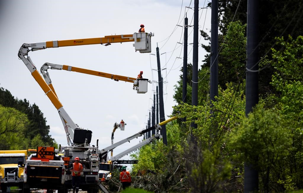 vrexpress's tweet photo. Quelque 217 000 clients d'Hydro-Québec restaient sans courant électrique vendredi matin #Pannes #Vallée-du-Richelieu #Hydro-Québec https://t.co/Ukkl2eb8pU https://t.co/XAo734bTNj