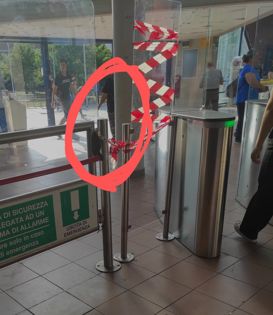 SSallustri's tweet photo. @astralmobilita stazione Acilia #metromare ecco dove i LADRI mettono il braccio per aprirsi l'uscita d'emergenza, su questo dovreste imparare da ATAC che crea una barriera unica. Se il blocco non viene fatto seriamente è solo una presa in giro! https://t.co/dTIFJ5oGtZ