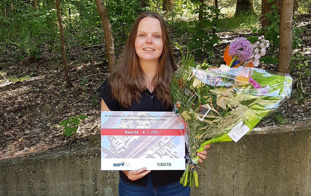 ‘Hoewel van verschillende bouwmaterialen de brandklasse bekend is, is dat van een houtsoort vaak onbekend. Terwijl er wél veiligheidseisen zijn opgenomen in het Bouwbesluit voor het beperken van de ontwikkeling van een brand’, zegt Daphne Dechering nipv.nl/scriptie-over-…