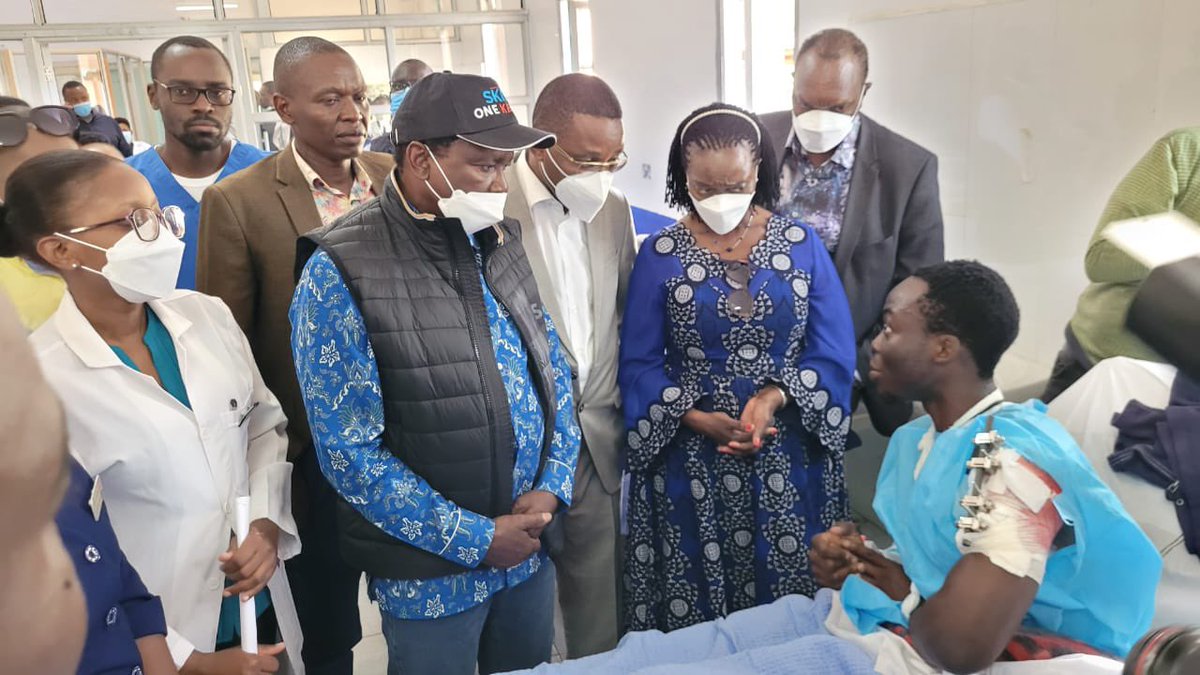 HonKioni's tweet photo. After the enormous loss of life and infliction of injuries to law abiding citizens by the illegitimate government, today we join hands with their families to condole and support them going forward. 

Kenyans are oppressed and they say ENOUGH IS ENOUGH.

Quick recovery to our wounded soldiers.

A luta continua.

#NgaiMbere
#MbelePamoja