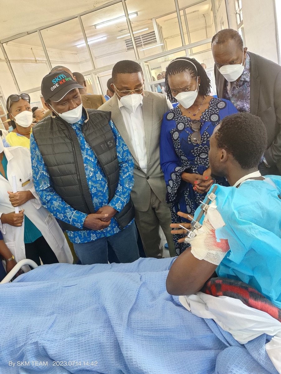 HonKioni's tweet photo. After the enormous loss of life and infliction of injuries to law abiding citizens by the illegitimate government, today we join hands with their families to condole and support them going forward. 

Kenyans are oppressed and they say ENOUGH IS ENOUGH.

Quick recovery to our wounded soldiers.

A luta continua.

#NgaiMbere
#MbelePamoja