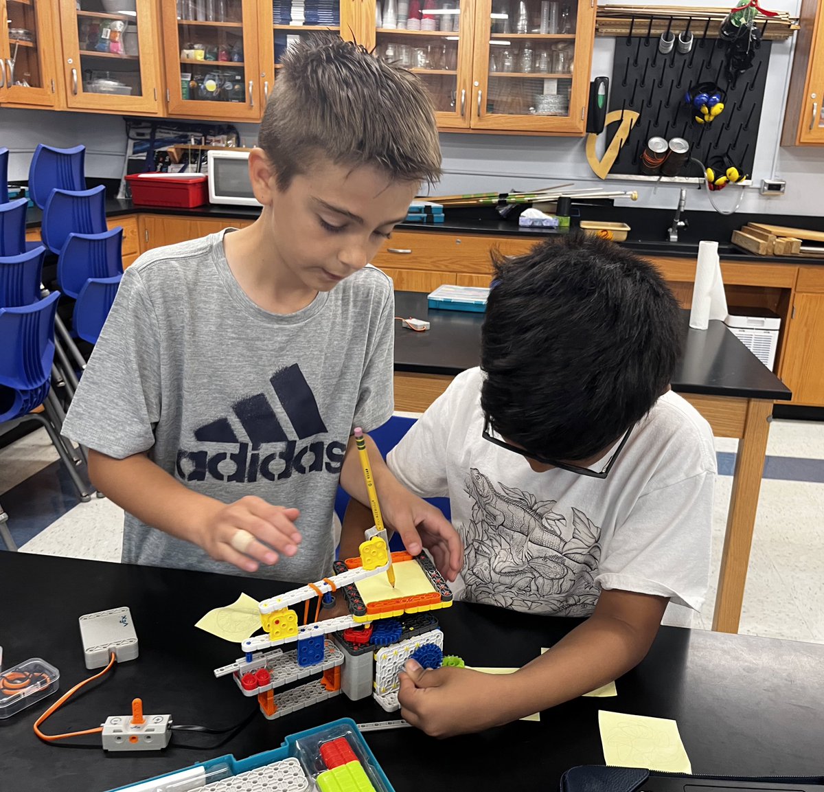 NptSTEM's tweet image. VEX Go Robotics recreates the Spirograph this morning at GET SMArT Camp!  Beautiful hypo- and epicycloidic flowers!  #STEM #Spirograph