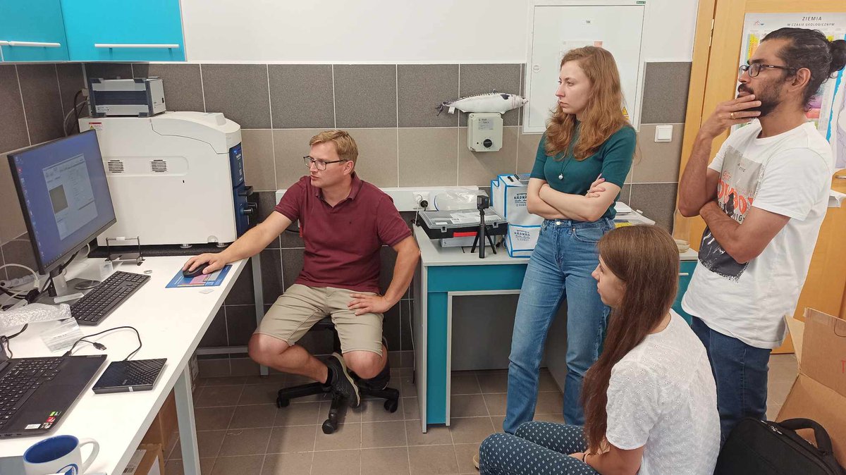 eDNA_IOPAN's tweet photo. Gained other skills ! 😎😻🦠🍪🏅
After #SEM, now, we got #EDS (energy dispersive X-ray spectroscopy) ready for chemical #foraminifera analysis in Lab of Paleoceanography #InstytutOceanologiiPAN. https://t.co/cjMyH4D1vp