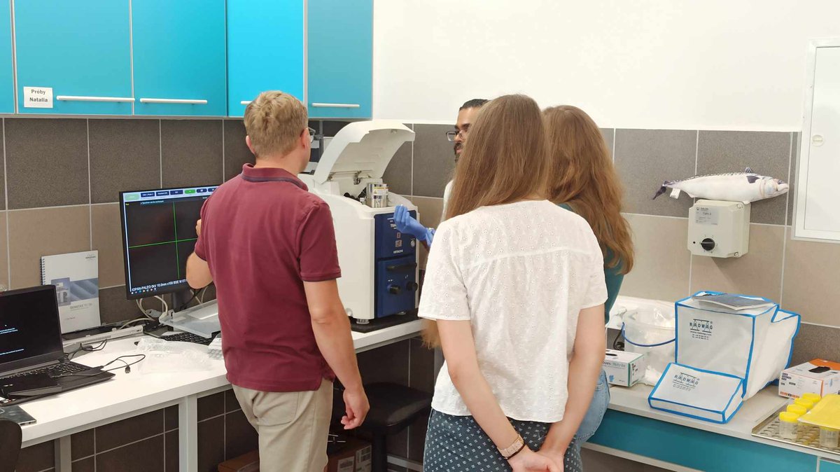 eDNA_IOPAN's tweet photo. Gained other skills ! 😎😻🦠🍪🏅
After #SEM, now, we got #EDS (energy dispersive X-ray spectroscopy) ready for chemical #foraminifera analysis in Lab of Paleoceanography #InstytutOceanologiiPAN. https://t.co/cjMyH4D1vp