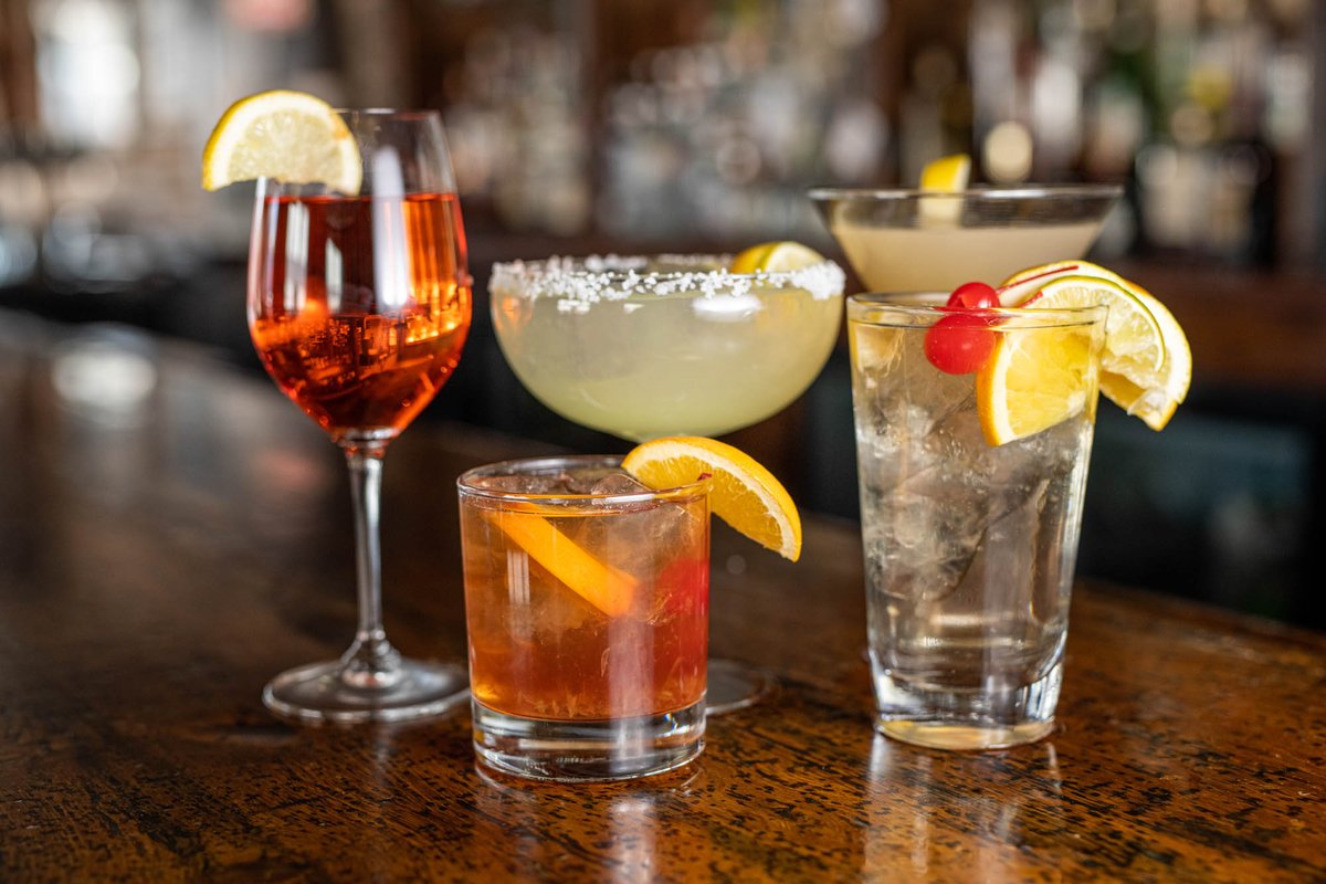 414Thebay's tweet photo. Power Hour, half off drinks from 3-4. https://t.co/6NkExJW2aL