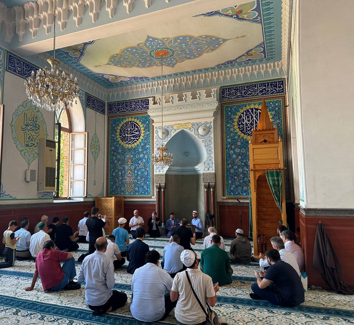 TC_TiflisBE's tweet image. 15 Temmuz Demokrasi ve Milli Birlik Günü anma programlarımız kapsamında, Din Hizmetleri Müşavirliğimizle işbirliği içinde Tiflis’in tarihi bölgesinde yer alan Cuma Camii’nde şehitlerimiz için mevlit okundu. 

Programın ardından @MUSIADTiflis’in katkılarıyla lokum ikramı yapıldı.