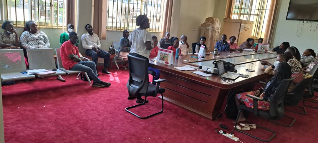 IDIMakerere's tweet photo. 1/ @USAID’s #OVCInterregionalActivity collaborated with @PEPFAR regional IPs &amp; G2G to train para-social workers on the recently updated @MinofHealthUG HIV guidelines. This approach ensures that standard HIV care &amp; info are accessible to the households &amp; the communities served. https://t.co/dccw8KhADz
