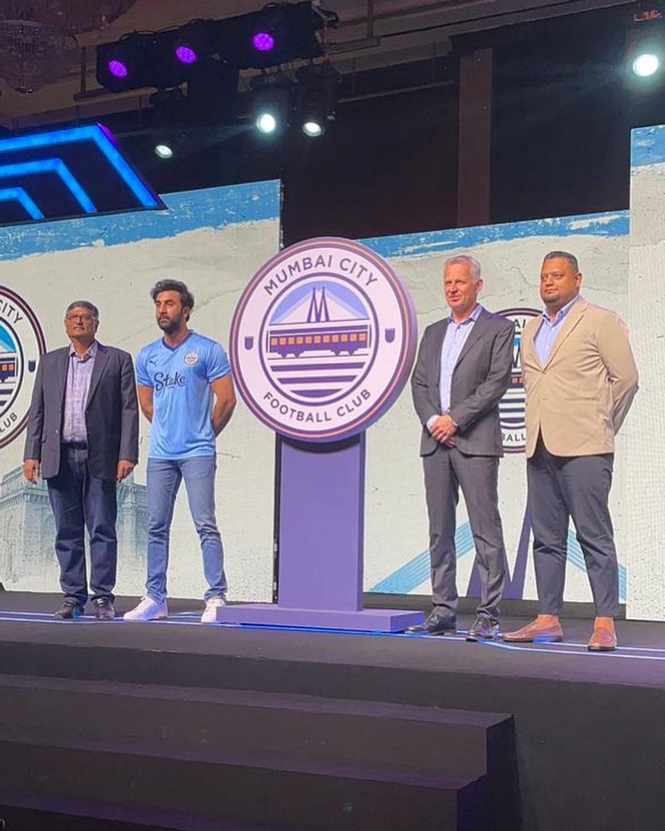 Ranbir Kapoor and entire @MumbaiCityFC team in their new jersey 💙 #RanbirKapoor