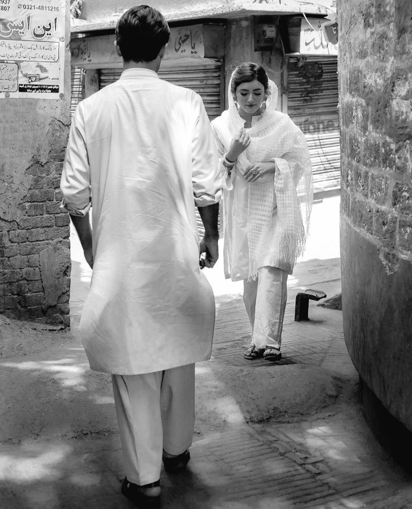वो जरा सी बात पर,
जमाने का डर;

वो जरा सी रोशनी,
वो जरा सा पहर;

वो बातों-बातों में कुछ, 
तुम्हारा सा असर;

वो हिचकियों वो यादों के, 
हरपल चुभते नश्तऱ;

बड़ी गहरी साँस लेता;
अरू के इश्क़ का शहर_।।

~Aaru📝💕