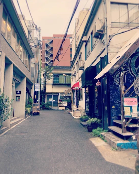 せっかく渋谷に来たのでモノクロがコンセプトのカフェ行ってきました コンセプト通り店内も飲み物もスイーツも全部黒と白で構成されてて良き あとスイーツはほぼプリンだけど味によって絵柄も違くて気になったのでまた行きたい