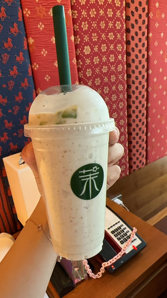 和出国前味道不一样了 还有巴旦木碎太小了 以前可以加杏仁碎 而且挺大块 口感嘎嘣脆 很好喝的 而且现在最不甜也是5分甜 对我来说太甜了 https://t.co/mapHnr31b1