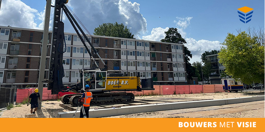 START BOUW | De eerste paal is geslagen bij de nieuwbouw van de Stephanusschool in Rotterdam. Tot nu toe al een goede samenwerking RVKO (opdrachtgever), Multical (bouwmanagement), NoLabel (architect), WSP (constructeur) en <a href="/MW_Bouw/">Middelwateringbouw B.V.</a> en dat belooft wat voor de verdere bouw!