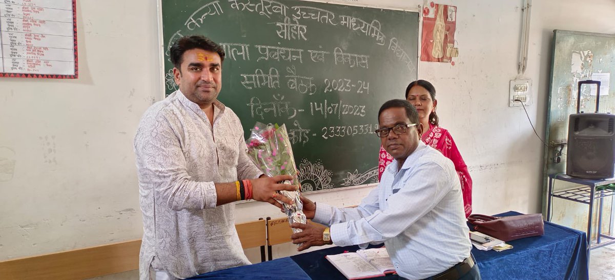 Princerathore_o's tweet photo. आज गंज स्थित शास.कन्या कस्तूरबा उच्चतर माध्यमिक विद्यालय द्वारा समिति बैठक मैं सम्मिलित होकर विद्या की आराध्य देवी मां सरस्वती के समक्ष शीश नवाया साथ ही विद्यालय के शिक्षकों द्वारा पुष्प मालाओं से आत्मीय स्वागत के लिए धन्यवाद।
@ChouhanShivraj @CMMadhyaPradesh https://t.co/AXR01SLCLn