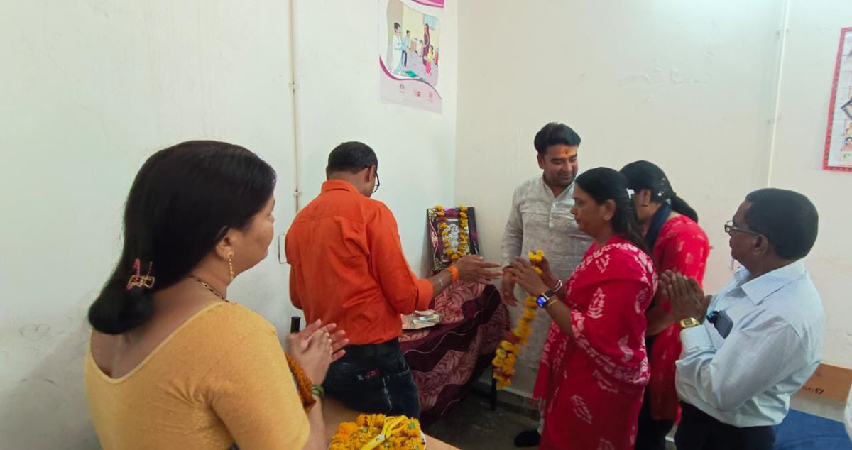 Princerathore_o's tweet photo. आज गंज स्थित शास.कन्या कस्तूरबा उच्चतर माध्यमिक विद्यालय द्वारा समिति बैठक मैं सम्मिलित होकर विद्या की आराध्य देवी मां सरस्वती के समक्ष शीश नवाया साथ ही विद्यालय के शिक्षकों द्वारा पुष्प मालाओं से आत्मीय स्वागत के लिए धन्यवाद।
@ChouhanShivraj @CMMadhyaPradesh https://t.co/AXR01SLCLn