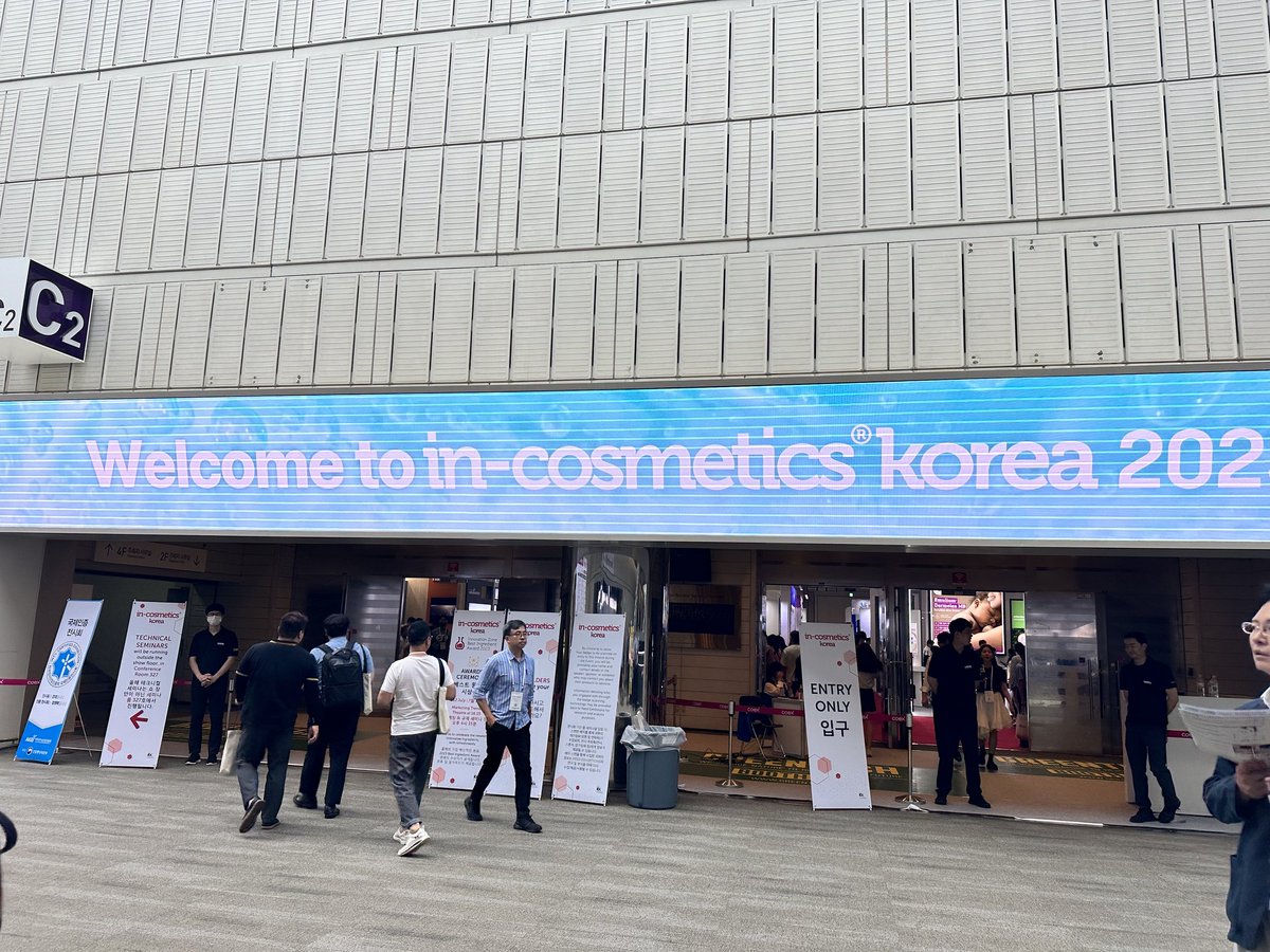 startplasty's tweet image. #皮膚
世界中の化粧品成分メーカーが集まるコスメ展示会に行ってきた。 肌に良い化粧品成分は全部使えそうなのに、各国参加業者のスタッフが肌が良いと思った人はいなかった🫣 私の考えでは顧客に売る時、私がこれを長期的に使ってみて肌の改善された管理が必要だと思うけど😶。