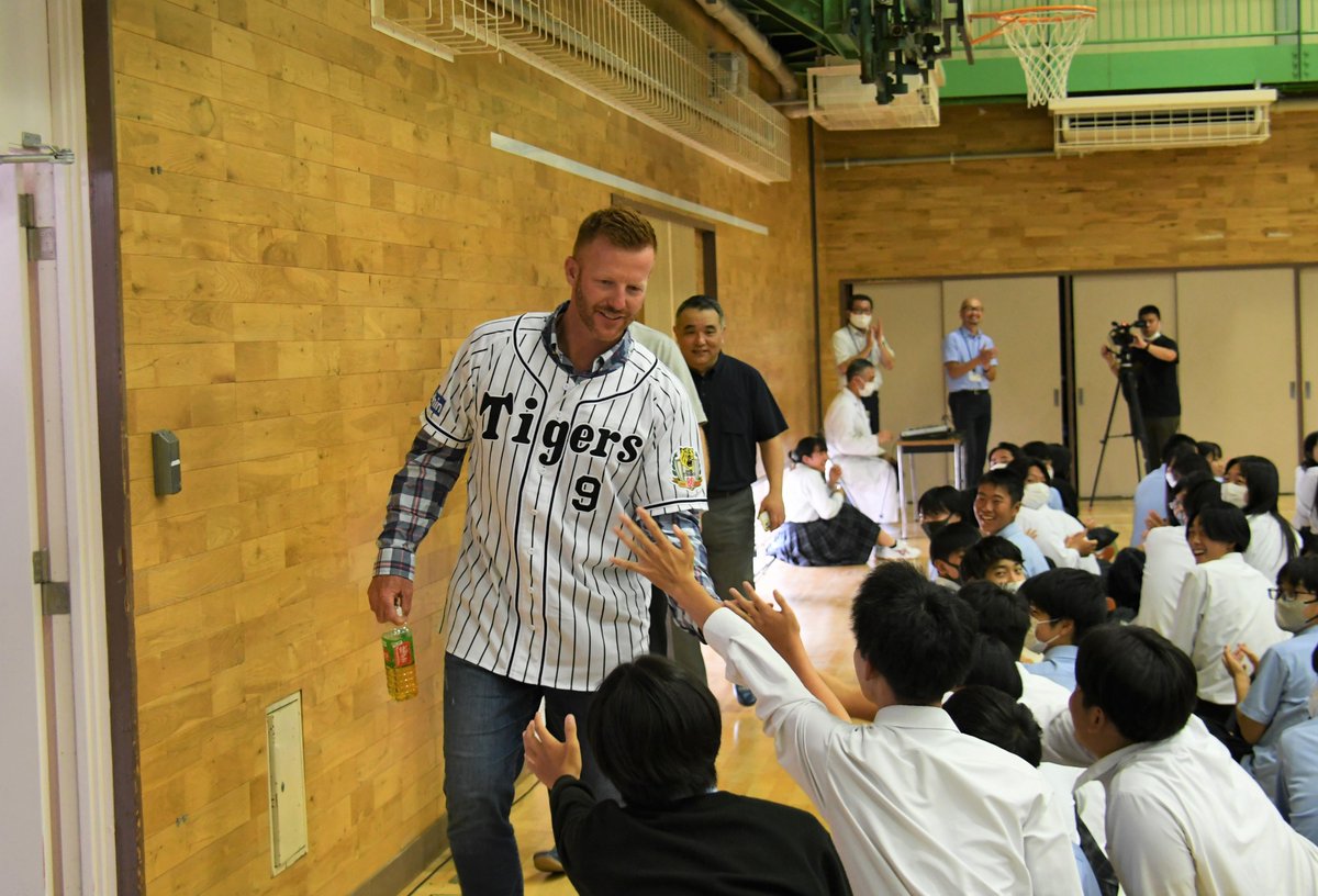 higashiosaka_pr's tweet photo. ７月１４日、市立日新高等学校で元阪神タイガースのマット・マートン氏が「いま、高校生に伝えたいこと」をテーマに講演会を開催しました。在校生約５６０名が講演会に参加。マートン氏自身の経験を交えた講演会に生徒たちは熱心に耳を傾けていました。
#東大阪市 https://t.co/3VKpjHFV9I