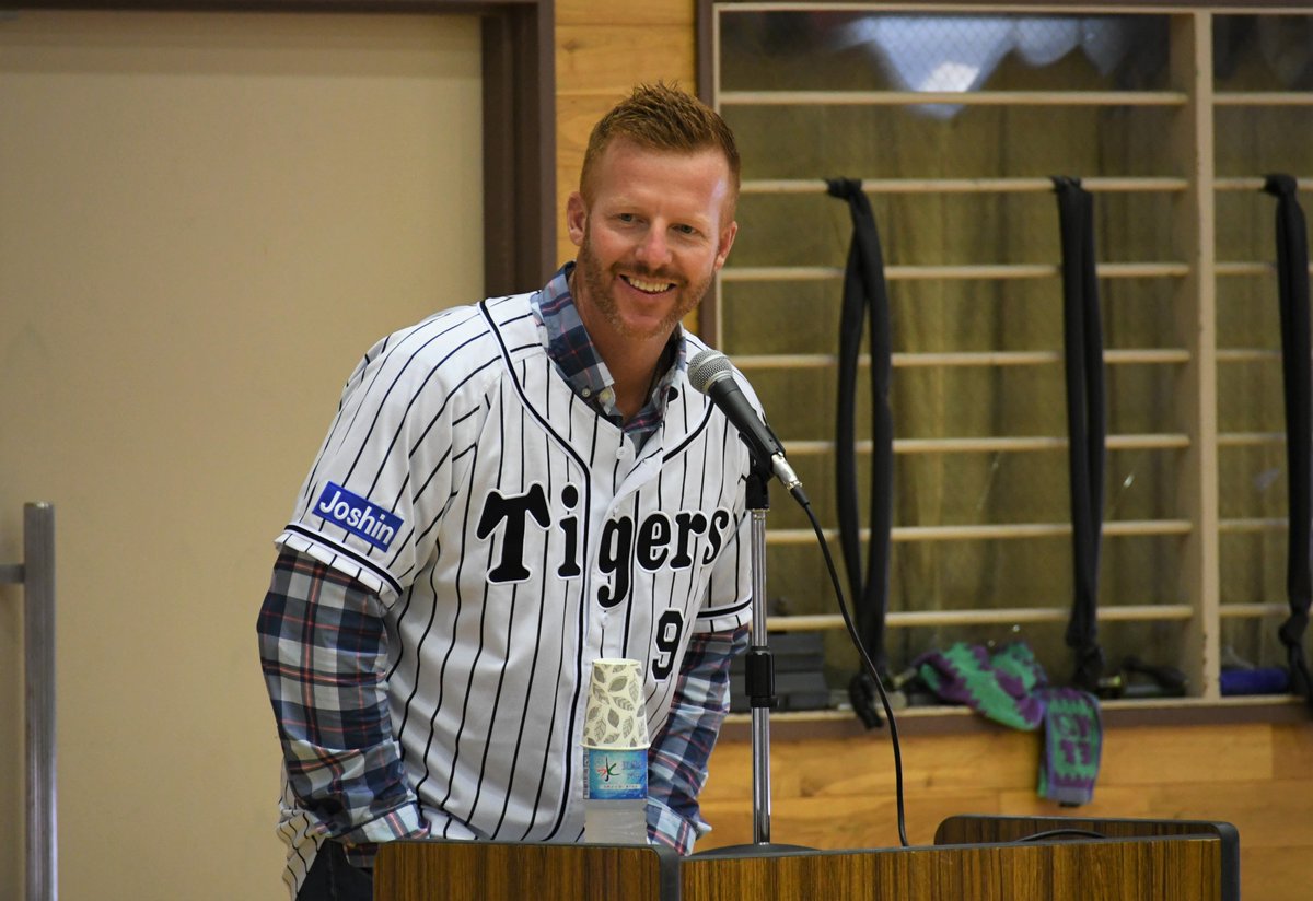 higashiosaka_pr's tweet photo. ７月１４日、市立日新高等学校で元阪神タイガースのマット・マートン氏が「いま、高校生に伝えたいこと」をテーマに講演会を開催しました。在校生約５６０名が講演会に参加。マートン氏自身の経験を交えた講演会に生徒たちは熱心に耳を傾けていました。
#東大阪市 https://t.co/3VKpjHFV9I