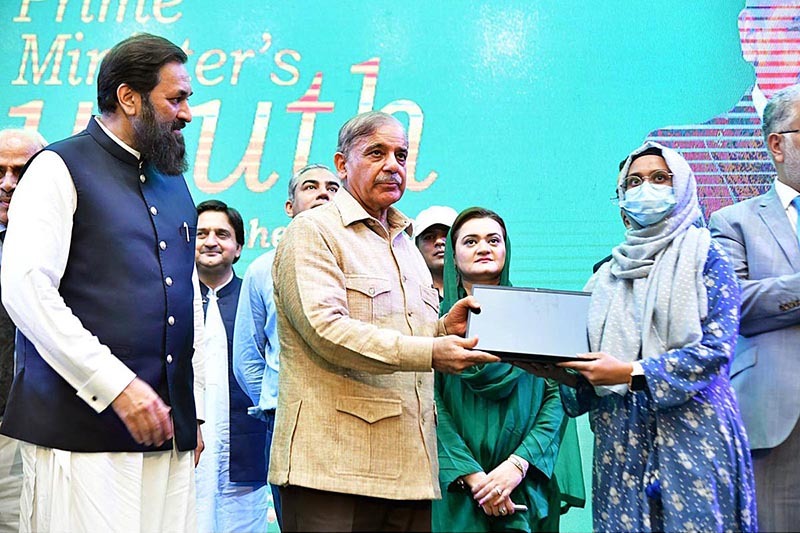 theiubwp's tweet photo. IUB students received laptop today from the Prime Minister, Muhammad Shehbaz Sharif during Laptop Distribution Ceremony at Multan.

#PMYP #PM_Laptop_Scheme #IUB #PMYP #University #Pakistan https://t.co/DId0UIxFUh