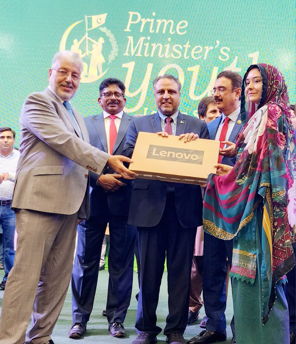theiubwp's tweet photo. IUB students received laptop today from the Prime Minister, Muhammad Shehbaz Sharif during Laptop Distribution Ceremony at Multan.

#PMYP #PM_Laptop_Scheme #IUB #PMYP #University #Pakistan https://t.co/DId0UIxFUh