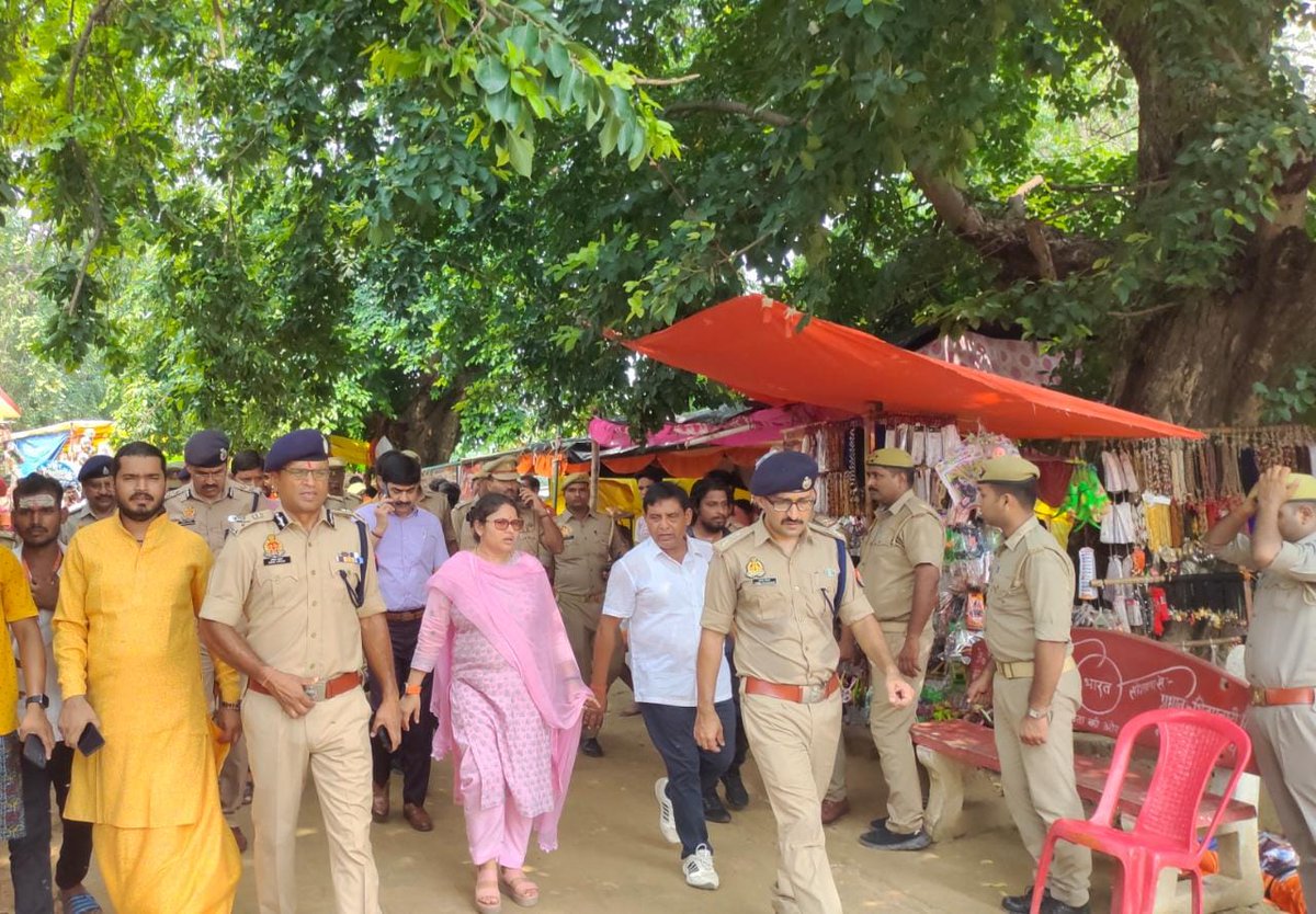 bastipolice's tweet photo. कावड़ यात्रा को सकुशल सम्पन्न कराने के दृष्टिगत @AdgGkr  , श्रीमान् मण्डलायुक्त बस्ती , #IG_BASTI , @dmbas_ व #SPBasti द्वारा बाबा भदेश्वर नाथ मंदीर पहुचकर पुजा अर्चना की गयी तथा मंदीर परिसर का भ्रमण कर निरीक्षण किया गया तथा सभी अधीकारी/कर्मचारीगण को आवश्यक दिशा निर्देश दिया गया। https://t.co/xStEjeHBFq