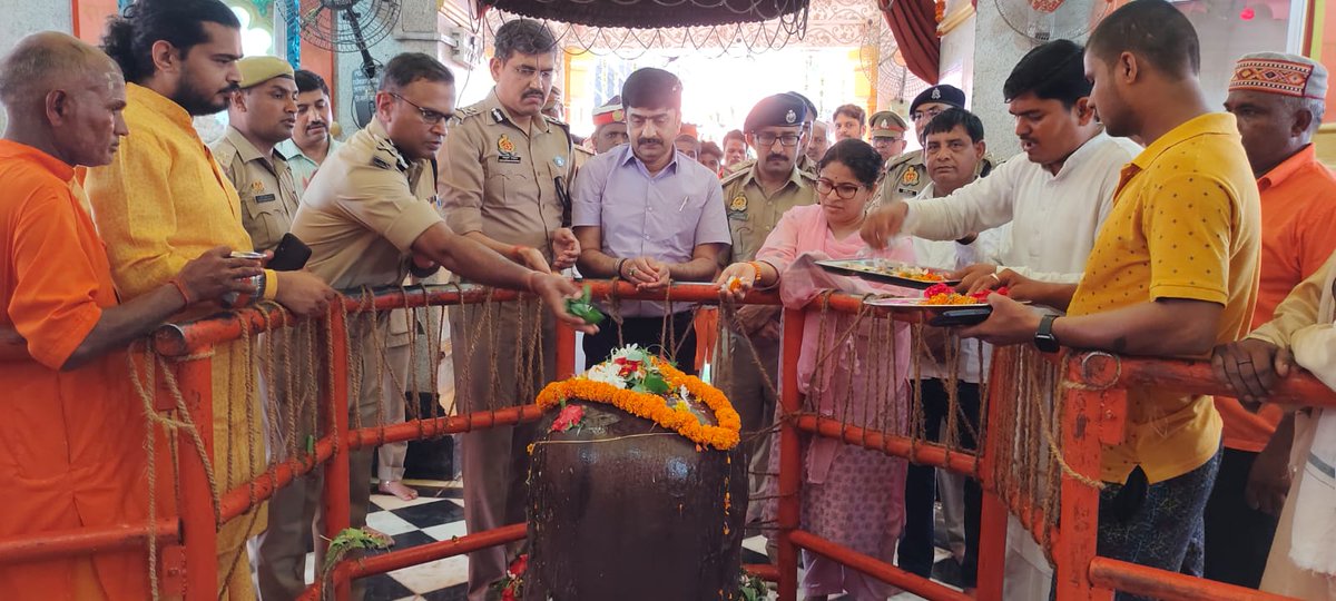 bastipolice's tweet photo. कावड़ यात्रा को सकुशल सम्पन्न कराने के दृष्टिगत @AdgGkr  , श्रीमान् मण्डलायुक्त बस्ती , #IG_BASTI , @dmbas_ व #SPBasti द्वारा बाबा भदेश्वर नाथ मंदीर पहुचकर पुजा अर्चना की गयी तथा मंदीर परिसर का भ्रमण कर निरीक्षण किया गया तथा सभी अधीकारी/कर्मचारीगण को आवश्यक दिशा निर्देश दिया गया। https://t.co/xStEjeHBFq
