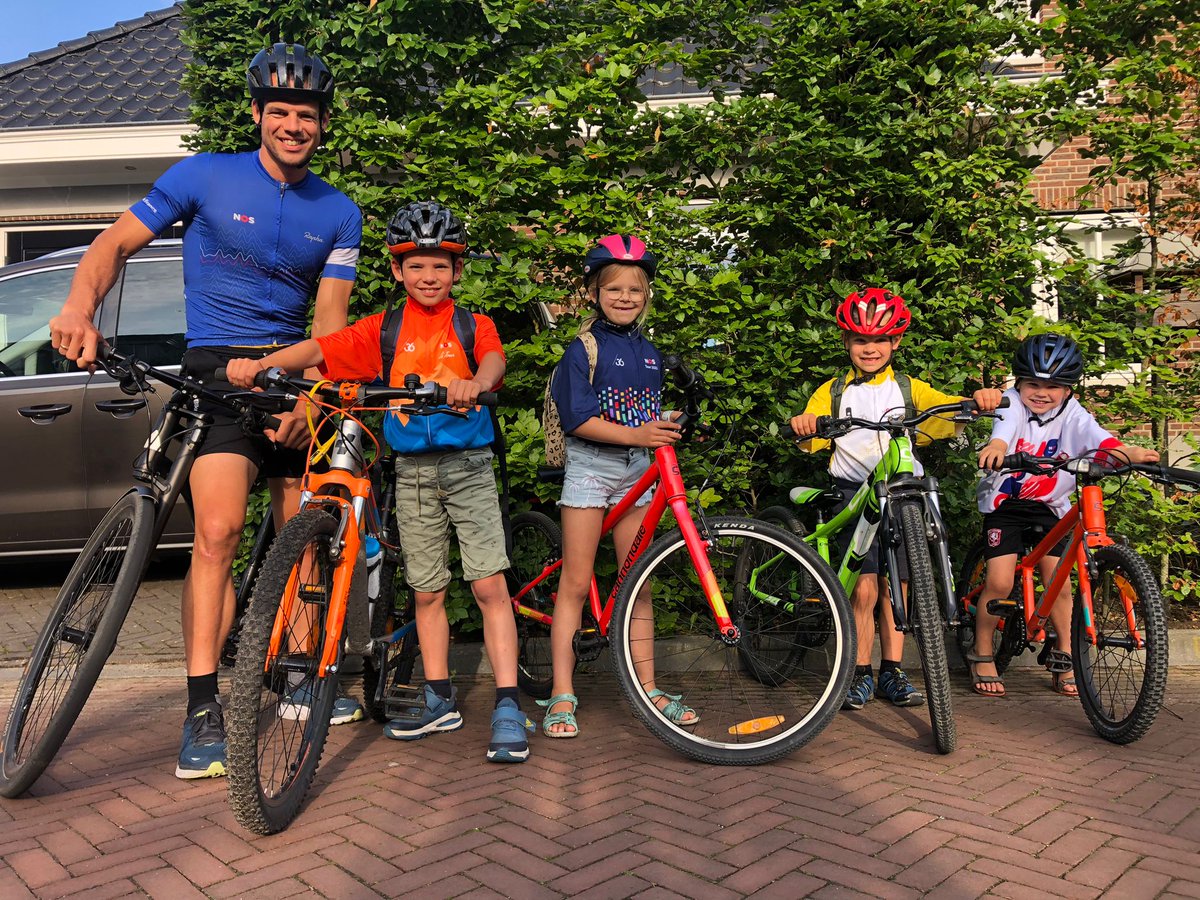 R⭕bbert met Dubbel B (@robbertmeeder) on Twitter photo Wat een heugelijke dag bij Radio Tour de France. <a href="/tom_veelers/">Tom Veelers</a> 5 jaar analist.
Hij is al vollop bezig met zijn opvolging zo te zien. Goeie shirts ook Tom.😊
Tot vanmiddag maat!!#radiotour #TDF2023 Wat een heugelijke dag bij Radio Tour de France. <a href="/tom_veelers/">Tom Veelers</a> 5 jaar analist.
Hij is al vollop bezig met zijn opvolging zo te zien. Goeie shirts ook Tom.😊
Tot vanmiddag maat!!#radiotour #TDF2023