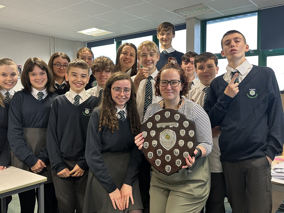 9 Rhymni gyda’r tlws eisteddfod! Mor falch o’r criw yma a’i feim ddoe!