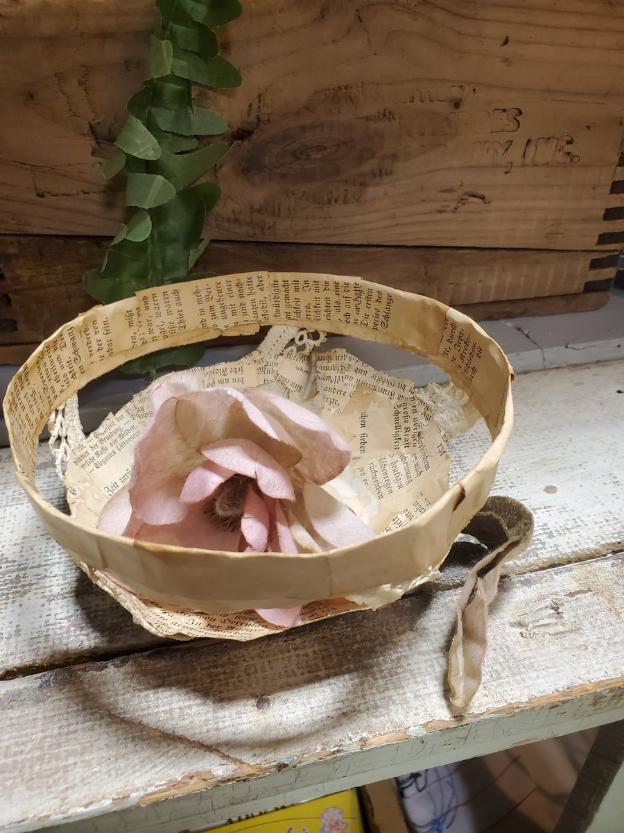 FairOaksAntique's tweet photo. Pardon me whilst I obsess over the open work on this paper bowl...
#ifidosaysomyself #paperbowl #art #artistlife #quirkshop #seeyouatthefarm #primitivedecor #primitive https://t.co/3rZE4tS7M6