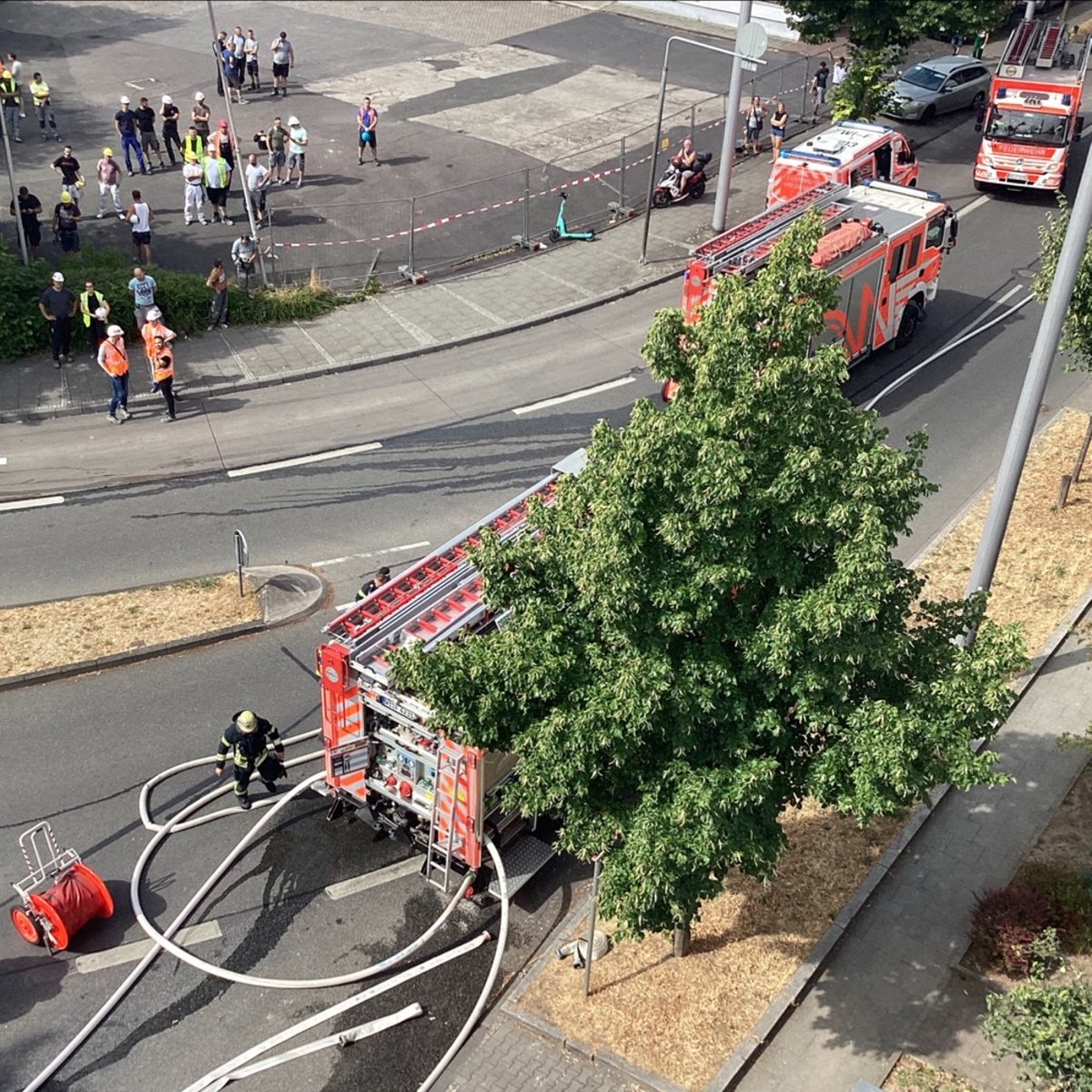 FeuerwehrWI's tweet photo. Der Brand konnte mit einem Wenderohr der #Drehleiter und einem C-Rohr im Innenangriff gelöscht werden. Die #Wiesbadener #Straße ist aktuell noch  gesperrt.

Die Freiwilligen Feuerwehren #Stadtmitte, #Dotzheim, #Biebrich und #Delkenheim besetzen die Feuerwachen. ^jh https://t.co/rwaUeWXPMg