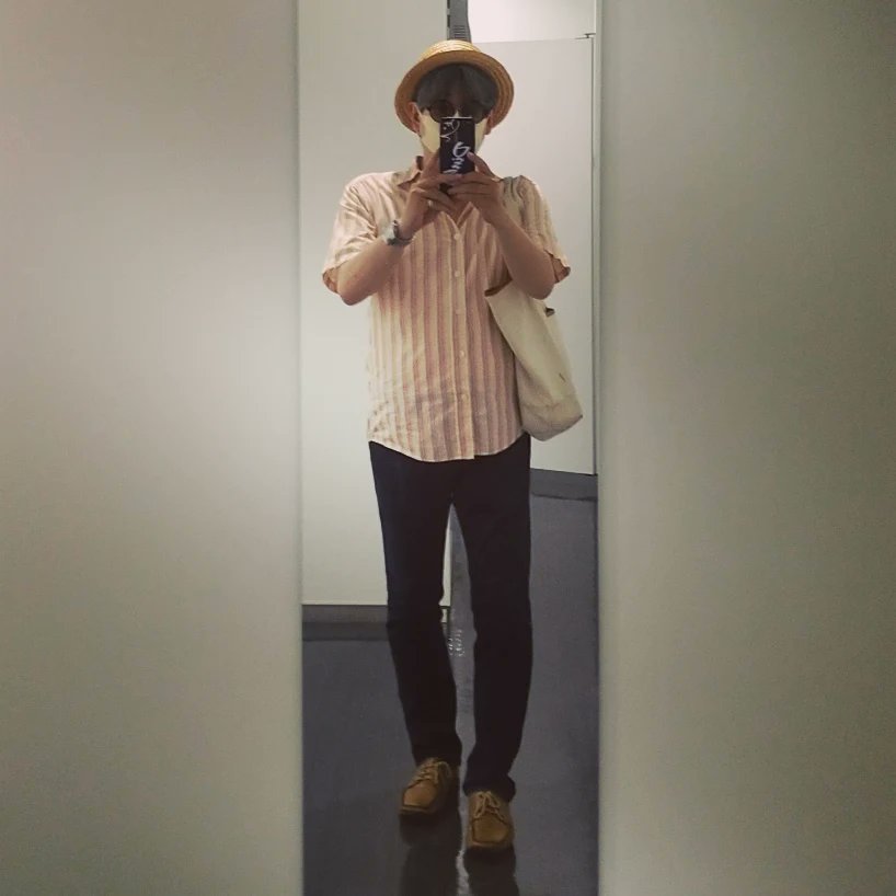 inachans's tweet photo. 今日のおじさんでした。 #おじさん #カンカン帽 #サングラス #トートバッグ #hamnett #katharinehamnettlondon #diesel #mackintoshlondon https://t.co/mwWlkjkCyV