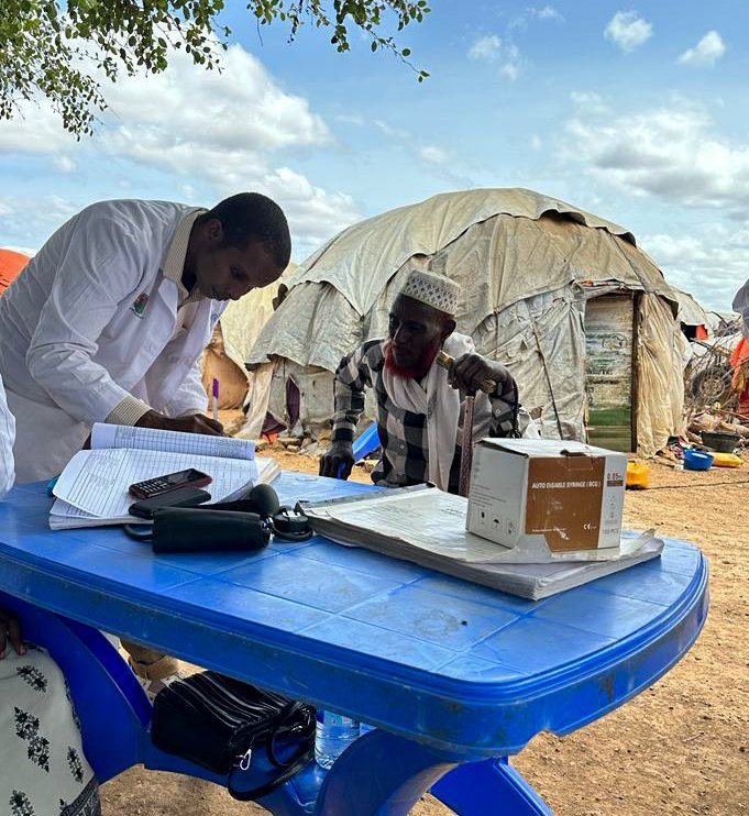 UNmigration's tweet photo. Displaced communities in Baidoa are benefiting from outpatient consultations, routine vaccinations, malnutrition and health promotion services through mobile health clinics.  

@IOM_somalia is committed to increasing access to #HealthCareForAll. https://t.co/yFIuWnDTXh