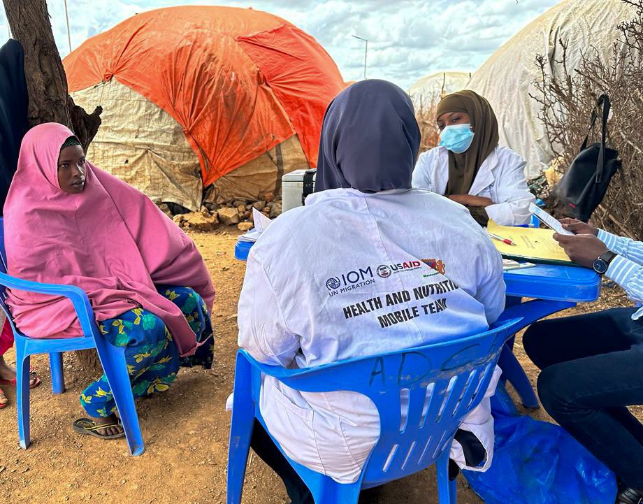 UNmigration's tweet photo. Displaced communities in Baidoa are benefiting from outpatient consultations, routine vaccinations, malnutrition and health promotion services through mobile health clinics.  

@IOM_somalia is committed to increasing access to #HealthCareForAll. https://t.co/yFIuWnDTXh