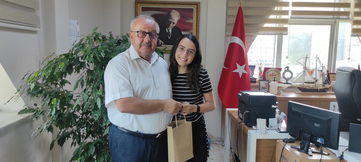 Kozlu İlçe Millî Eğitim Müdürümüz Mansur GÖK, LGS'de Türkiye birincisi olan gururumuz Kozlu Ortaokulu öğrencisi Yağmur ER'i, Ailesini ve Okul Müdürünü makamında kabul ederek tebrik etti. <a href="/tcmeb/">Millî Eğitim Bakanlığı</a> <a href="/zuleyhaaldogan/">Züleyha Aldoğan</a> <a href="/mansur_gok/">Mansur Gök</a> <a href="/Tuncay63004782/">Tuncay</a> <a href="/kozluortaokulu1/">kozluortaokulu67</a>