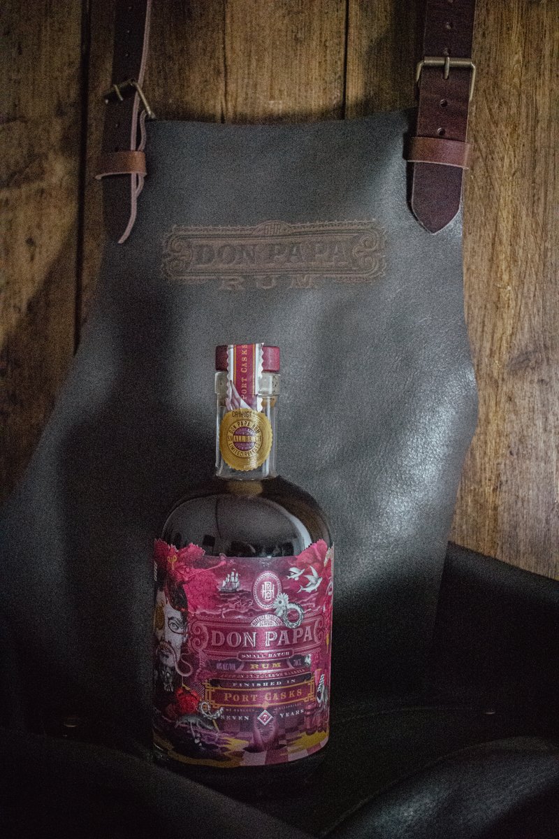BuffelAtelier's tweet photo. Als @DutchMade zijn we trots om onze hoogwaardige, bruine leren schorten genaamd "Freek" te hebben geleverd aan Don Papa Rum's getalenteerde bartenders. Met het logo van Don Papa erin gelaserd, zijn deze schorten functioneel https://t.co/AZaCli6eqp
