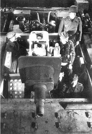 戦闘室と機関室構造物を外して乗員が規定の位置に着いたⅢ号突撃砲(B型?)  内部構造や乗員の位置関係がよく分かる見事な写真✨ マニュアル用に撮られたんでしょうかね?