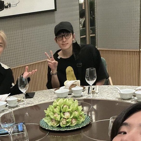 kwonsnwu's tweet photo. para syang yung kapitbahay nyo na napadaan lang eh may handaan sa bahay nyo so niyaya sya na ng nanay mo kumain tas kahit paulit ulit nyang sinasabi na "ah, busog pa po ako" di sya naririnig kasi mahina boses nya kaya ayan kasama nyo na sya ngayon mag dinner https://t.co/nPepFia3Bw