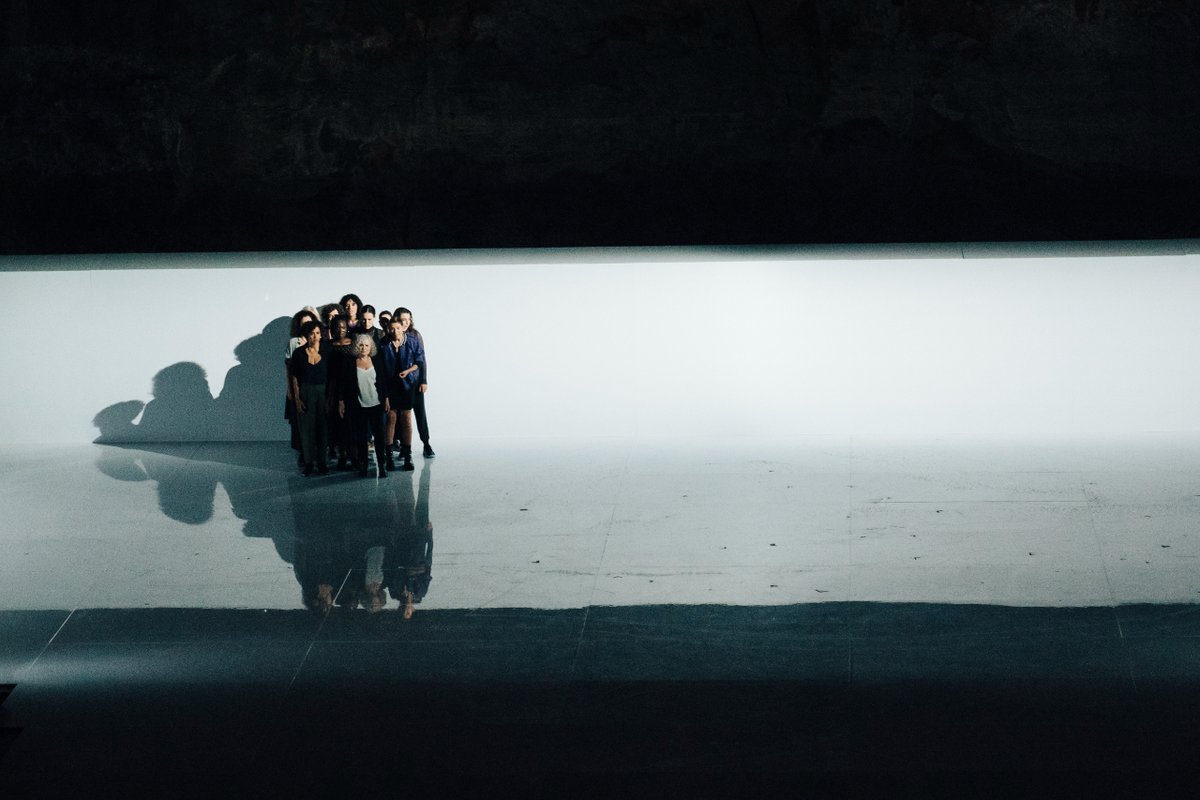 🕊 Les 11 Natàlies ens van captivar ahir al Teatre Grec a l'estrena de 'La plaça del Diamant' de Mercè Rodoreda dirigida per Carlota Subirós.

📸 Alice Brazzit
