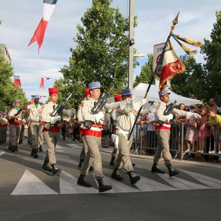 1RCA_canjuers's tweet image. #14Juillet 🇨🇵 Le #1erRCA défilait hier soir à Draguignan. En ce jour de #FeteNationale, après le défilé parisien ce matin, retrouvez-nous dans le défilé motorisé à Marseille ce soir, diffusé en direct sur @BFMMarseille ! #FiersdeNosSoldats #SoldatsdelaNation