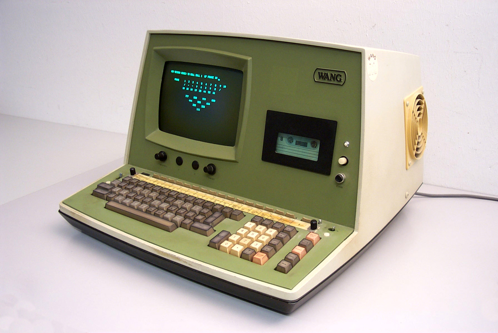 hnfpb's tweet photo. Vor gut 50 Jahren stellten die Wang Laboratories den Wang 2200 vor. Der Minicomputer verfügte über ein Terminal mit Monitor, Kassettenrekorder und Tastatur. Programmierbar in BASIC, umfasste der Festspeicher 16 KB. https://t.co/itIA6XkJBV https://t.co/f1Z5EKe24p