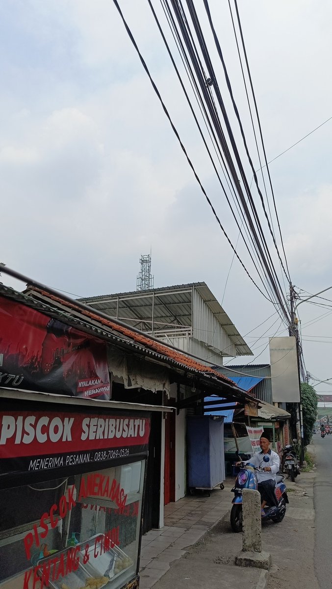 BudiDelta's tweet photo. @IndiHomeCare Woori kami minta kabel yg menjuntai kebawah diperbsiki. Mengganggu orang. Cek di google map lokasi Cipadu Jaya RT 05/06 Jl. KH Wahid Hasyim https://t.co/EM9Uo6yMSy