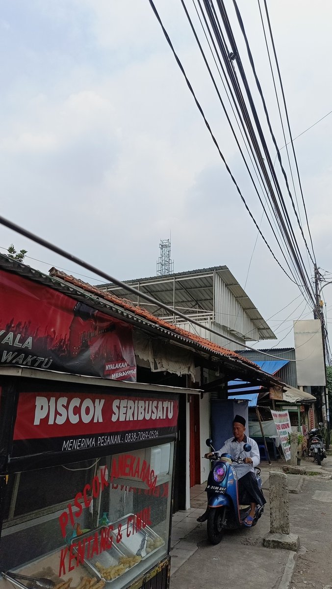 BudiDelta's tweet photo. @IndiHomeCare Woori kami minta kabel yg menjuntai kebawah diperbsiki. Mengganggu orang. Cek di google map lokasi Cipadu Jaya RT 05/06 Jl. KH Wahid Hasyim https://t.co/EM9Uo6yMSy