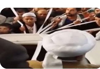 Nesliardaa's tweet photo. Cemaatte bugüne kadar yapılan tövbeler iptal olduğuna göre tövbe için yeniden gidilecek cenaze töreni sırasında toplu mu alsalar 🤣 ip mi tutuyorlardı 👇 neyse şimdi 3 kişi alacak sıra çabuk gelir 😁
#TarikatveCemaatlerKapatılsın  #mezil #ÇaycıHüseyin #Sezen https://t.co/yPUHrZ4NAx