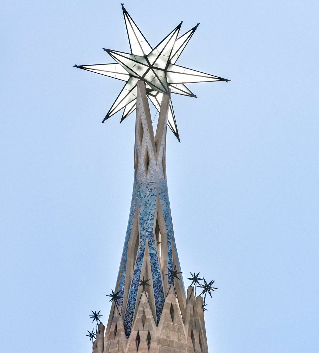 sagradafamilia's tweet photo. CAT_ Un gran estel s’alça a la ciutat de Barcelona per portar llum i esperança

ES_ Una gran estrella se alza en la ciudad de Barcelona para traer luz y esperanza

EN_ A great star in the city of Barcelona that rises up to bring light and hope https://t.co/9Cc2iPWweC