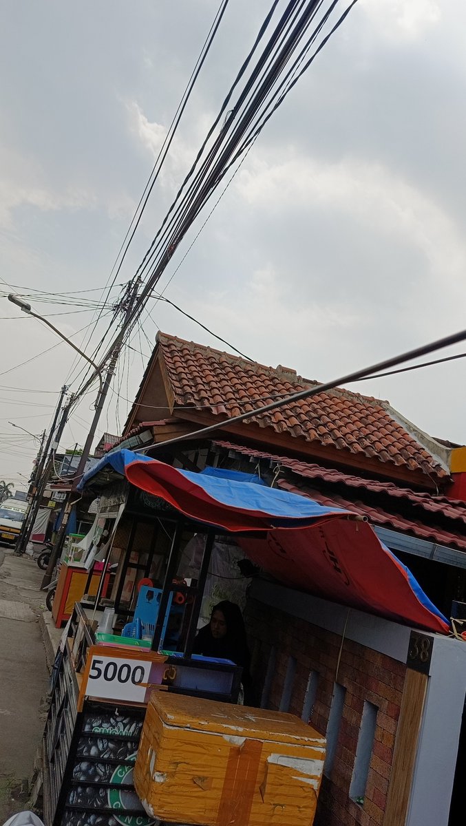 BudiDelta's tweet photo. @IndiHomeCare Yah lama deh responnya. Langsung aja meluncur ke TKP Jl. Wahid Hasyim Cipadu Jaya RT 05/06. SDH berhari2 kok kabel gak dibenerin. Cek google map https://t.co/qDxlAT5uIV