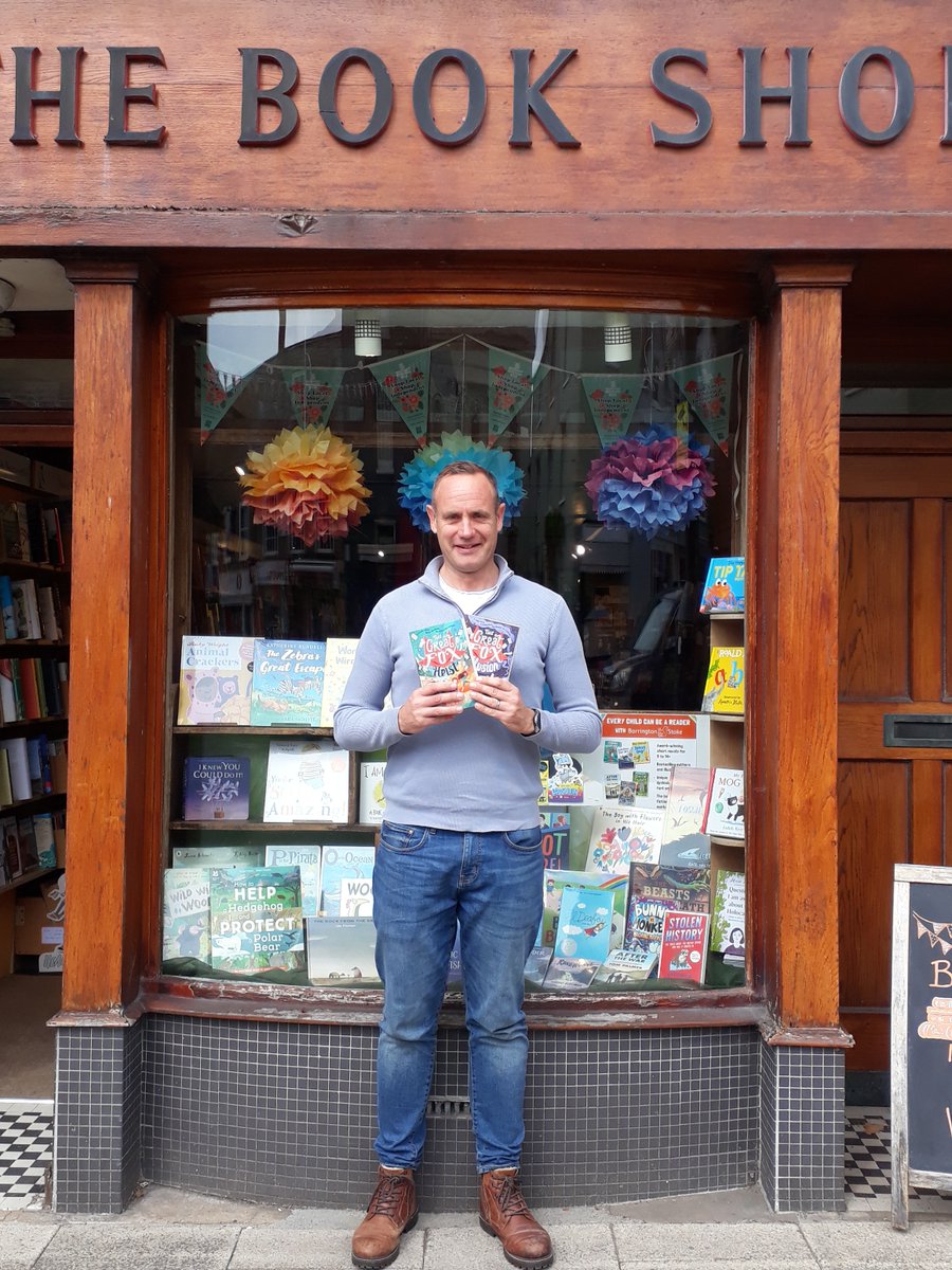 We had a lovely surprise visit from @justynedwards yesterday and we now have signed copies of #thegreatfoxheist and #thegreatfoxillusion @WalkerBooksUK perfect #summer reading! 🦊☀️