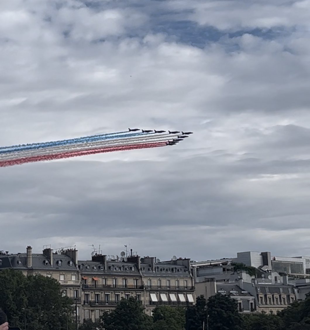 ככה זה, כשיש דמוקרטיה - יש גם חיל אוויר. מטס לכבוד יום הבסטיליה Catorze Jouillet.

!Liberté, égalité, fraternité